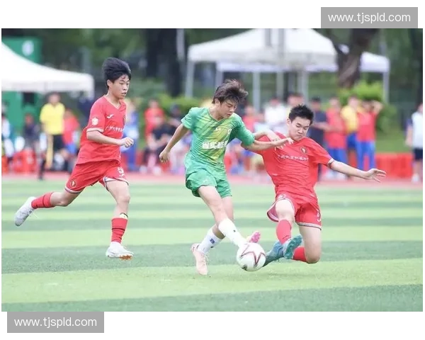 深圳业余足球赛事热潮涌动 本土球员展现竞技风采与拼搏精神